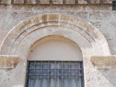 ...cos� come gli archetti pensili che inquadrano le finestre, sono addirittura modellati sul disegno del Castello Normanno-Svevo di Bari�